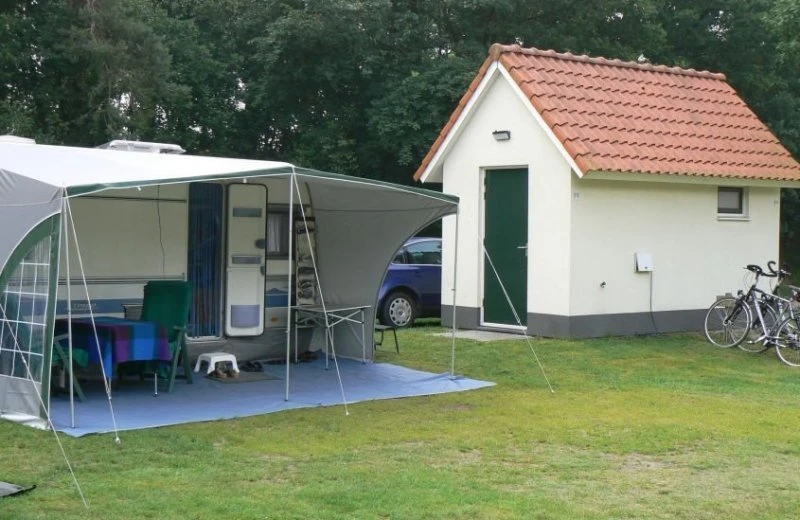 Camping pitch with private sanitary facilities + underfloor heating.