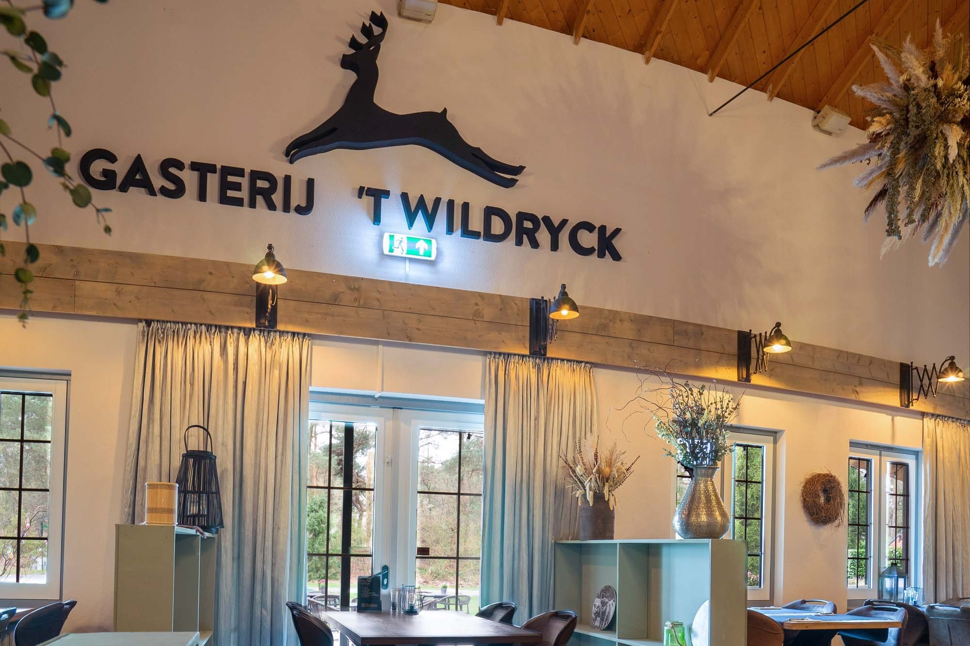 Kom je genieten van een hapje en drankje?