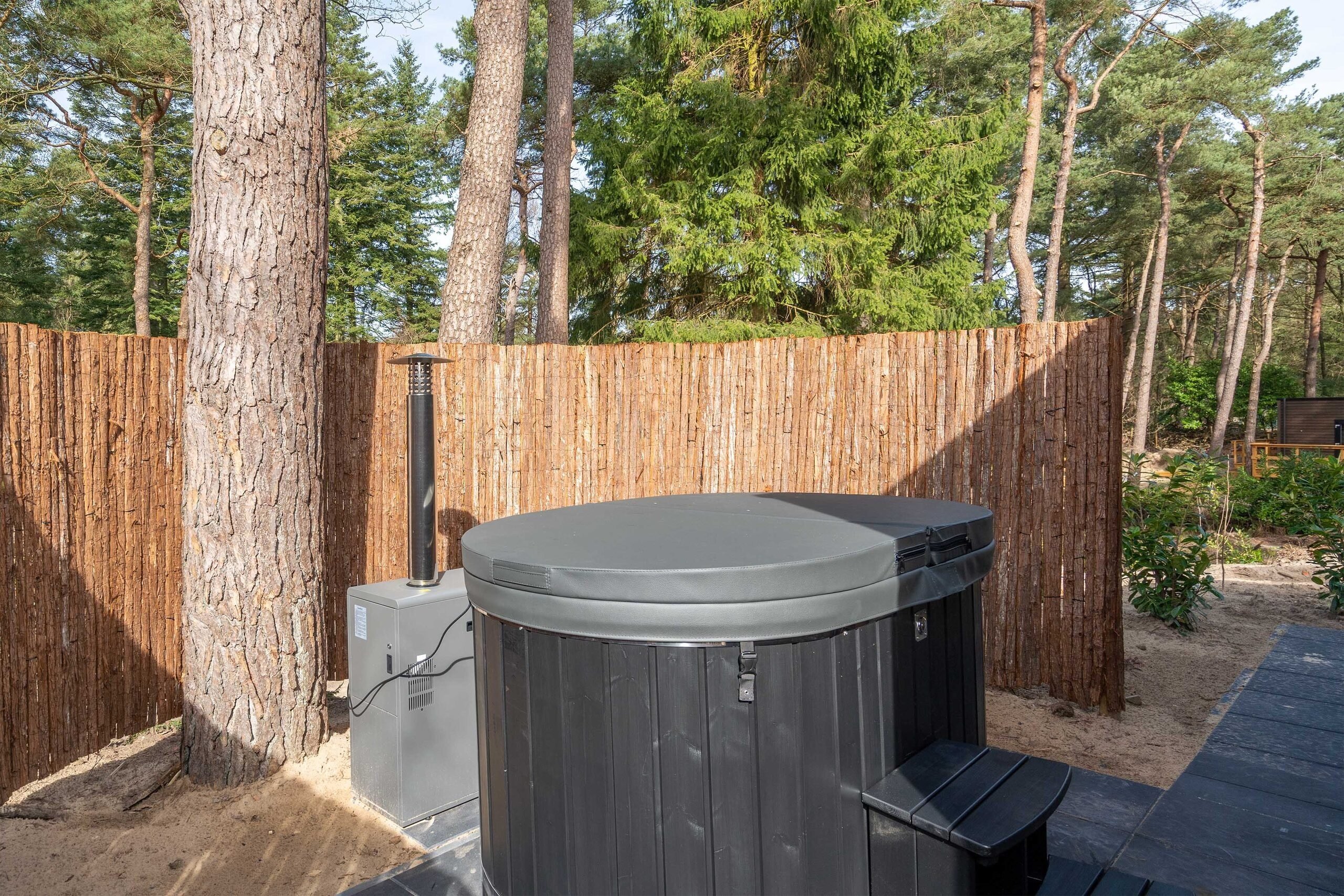 Tiny house met hottub